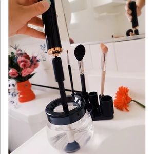 Urban Outfitters “Mahli” Makeup Brush Cleaner